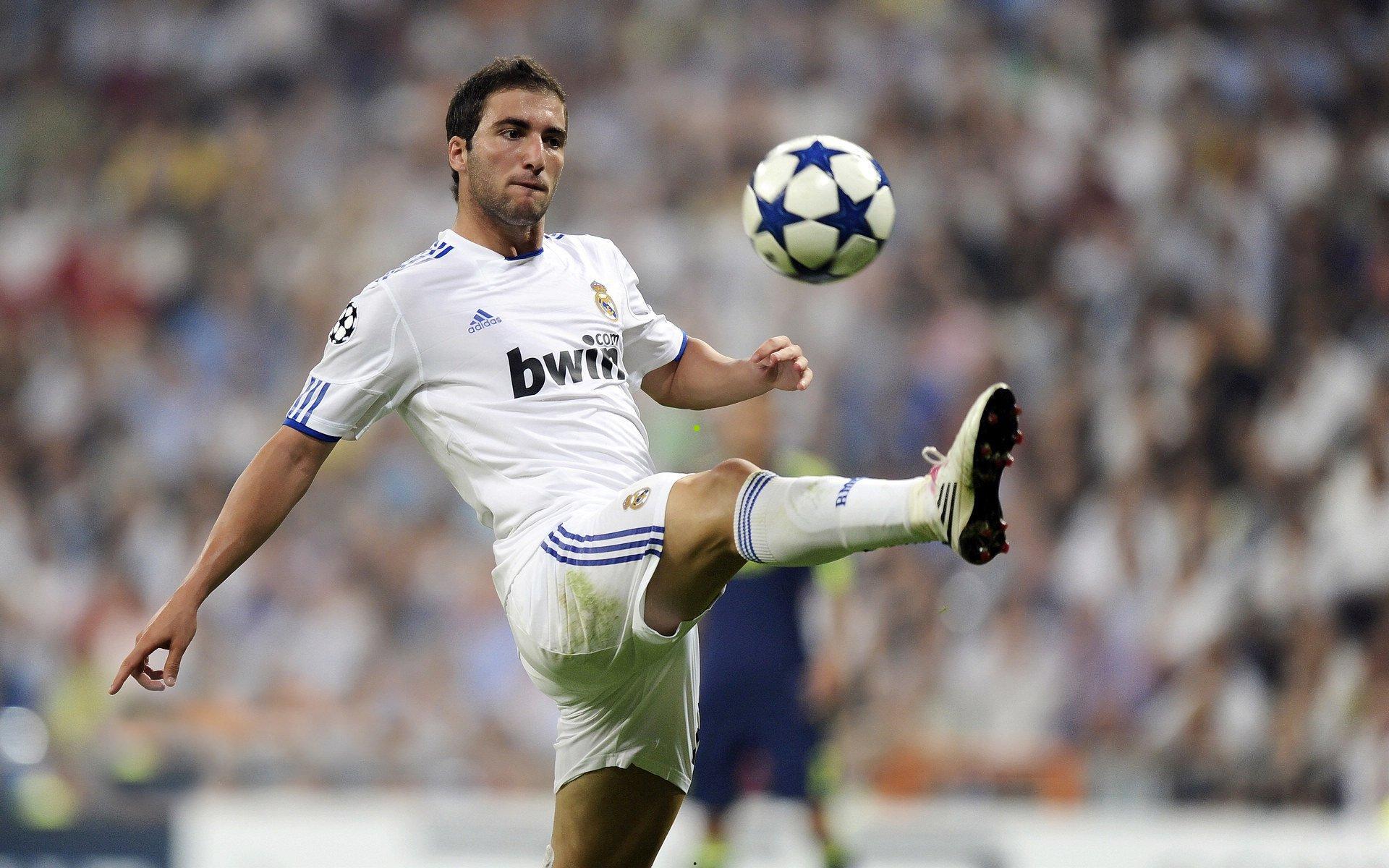 什克里尼亚尔披露夏窗未与米兰对话,未来去向留白;当前心态积极享受生涯